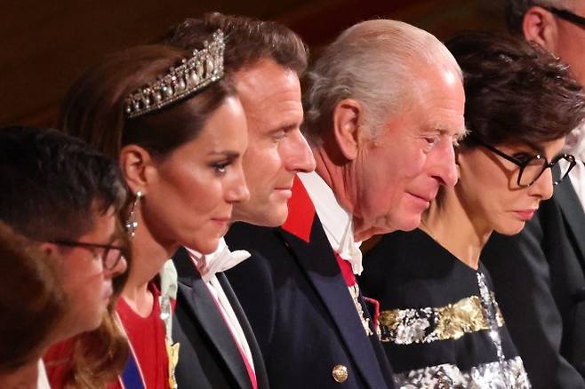 영국을 국빈 방문한 에마뉘엘 마크롱 프랑스 대통령이 8일(현지시간) 윈저성에서 열린 국빈 만찬에 참석하고 있다. 마크롱 대통령의 왼쪽에는 만찬을 주최한 찰스 3세 영국 국왕이, 오른쪽에는 케이트 미들턴 영국 왕세자빈이 자리했다. 2025.7.9 버크셔 AFP 연합뉴스