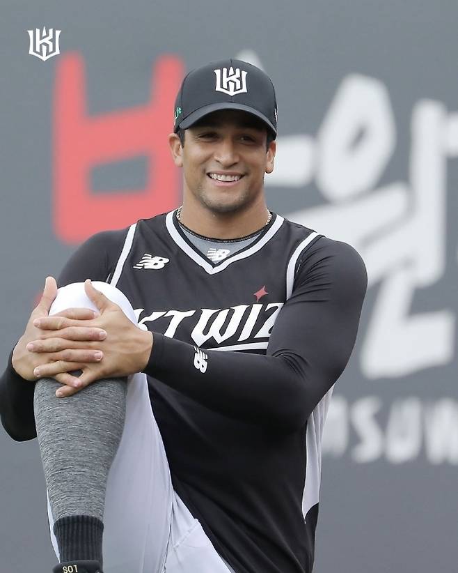 kt 위즈 윌리엄 쿠에바스가 지난달 22일 수원 케이티위즈파크에서 열린 2025 KBO리그 정규시즌 NC 다이노스와의 홈 경기를 앞두고 몸을 풀고 있다. kt 위즈 제공