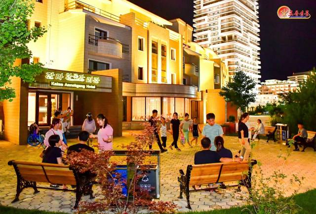 은은한 조명을 밝힌 최신식 숙박시설의 상호명은 ‘갈마 압록강 려관’이다. 노동신문·뉴스1