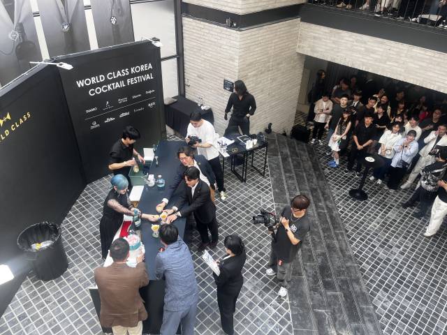 9일 열린 바텐딩 경연 대회 '월드클래스 코리아 리바이브 2025' 결선 현장에서 심사위원들이 참가자의 칵테일을 맛보고 있다. 노현영 기자