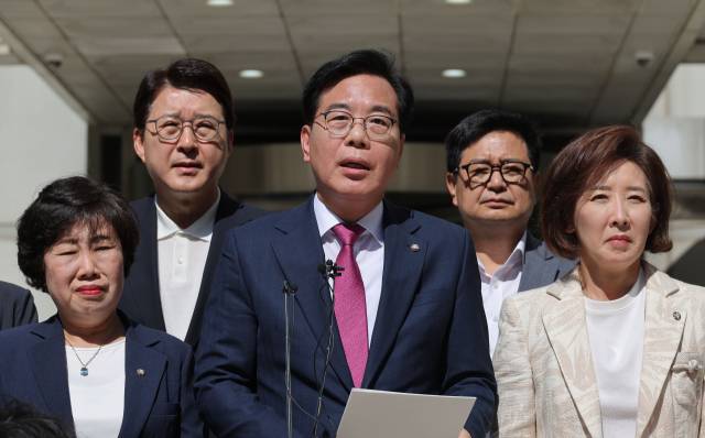 채상병 사건 수사방해 의혹을 수사하는 이명현 순직해병특검팀이 국민의힘 임종득 의원실을 압수수색 중인 11일 국민의힘 송언석 비상대책위원장 겸 원내대표가 서울 서초구 서울중앙지방법원을 항의 방문해 발언하고 있다. 연합뉴스