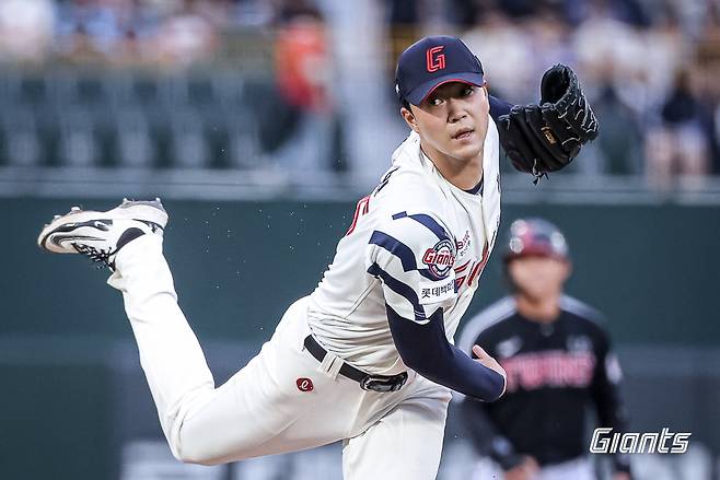 롯데 윤성빈은 전반기 제구 불안을 극복하며 후반기 반등을 예고했다. 사진제공|롯데 자이언츠