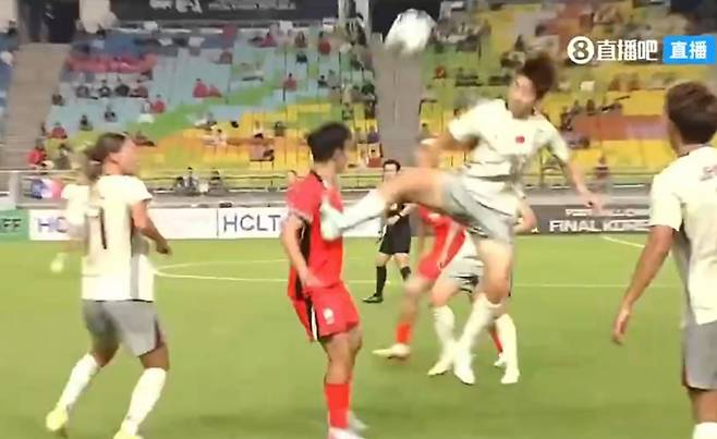 지난 9일 수원월드컵경기장에서 열린 2025 동아시아축구연맹(EAFF) E-1 챔피언십(동아시안컵) 여자부 중국전에서 지소연이 중국 리우징의 거친 태클에 가슴 부위를 가격당한 순간. /사진=즈보8 홈페이지 캡처