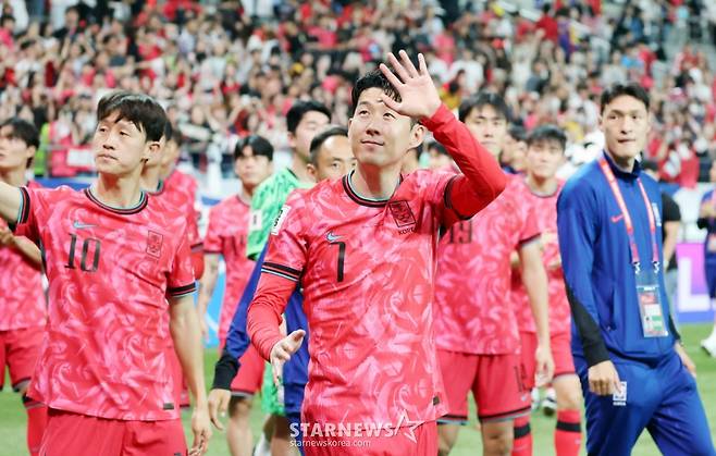 주장 손흥민과 부주장 이재성이 6월 10일 서울월드컵경기장에서 북중미월드컵 최종예선 마지막 경기인 쿠웨이트전에서 승리한 후 월드컵11연속 본선진출을 축하하기위해 그라운드를 돌고 있다. /사진=강영조 선임기자