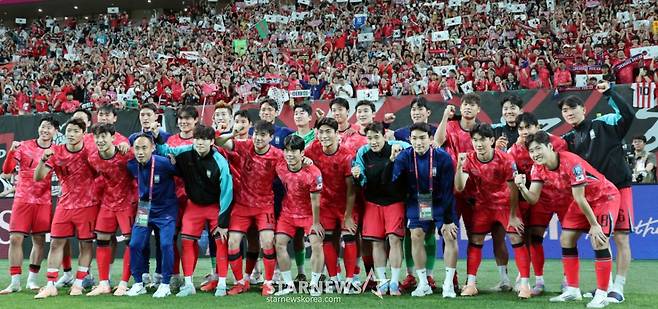 주장 손흥민과 선수들이 지난달 10일 서울월드컵경기장에서 북중미월드컵 최종예선 마지막 경기인 쿠웨이트전에서 승리한 후 월드컵11연속 본선진출을 축하하며 붉은악마를 배경으로 기념촬영을 하고 있다. /사진=강영조 선임기자