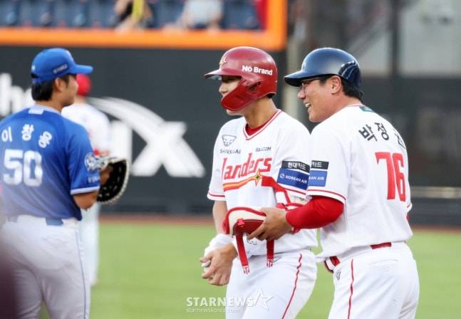 북부 최윤석(가운데, SSG)이 11일 열린 2025 KBO 퓨처스 올스타전에서 3회말 2타점 역전타를 터트린 후 세리머니를 하고 있다. /사진=강영조 선임기자