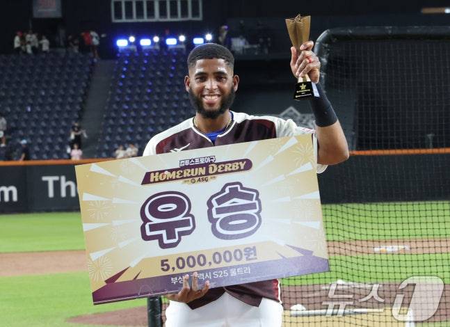 삼성 르윈 디아즈가 11일 열린 2025 KBO 올스타 홈런더비에서 우승을 차지한 후 기뻐하고 있다. /사진=뉴스1