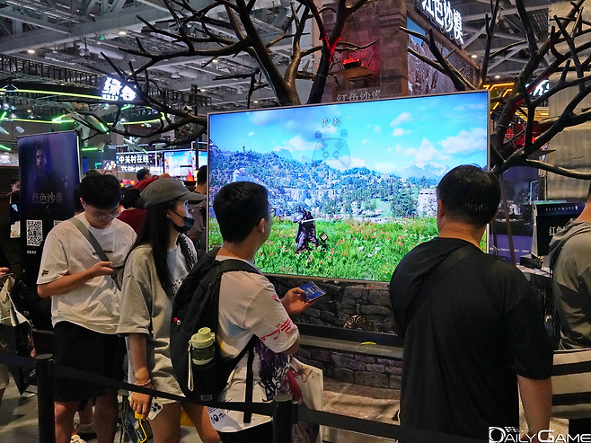 방문객들이 체험 전 동영상으로 조작 방법을 익혔다.