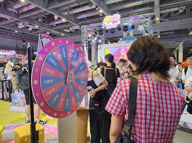 - 옆에서는 룰렛 이벤트를 하고 있습니다