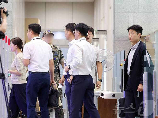 해병대원 순직사건 관련 의혹을 수사하는 이명현 특별검사팀이 10일 오전 서울 용산구 국방부에서 압수수색을 위해 들어서고 있다. 2025.7.10/뉴스1 ⓒ News1 황기선 기자