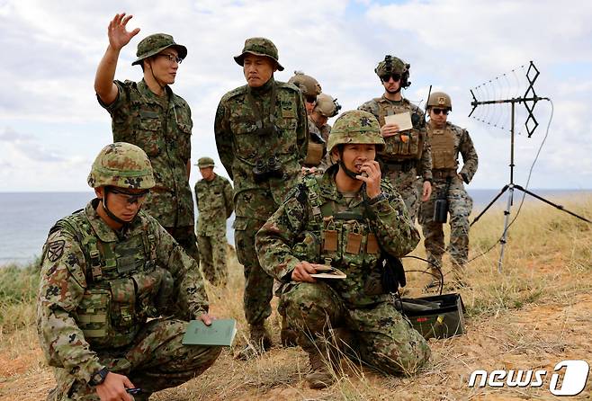 일본 최초의 해병대인 육상자위대 상륙신속배치여단(ARDB)의 나시노키 신고 사령관과 병사들이 일본 오키나와의 무인도 이리스나 섬에서 미 해병대가 지켜보는 가운데 군사 훈련에 참여하고 있는 모습. 2023.11.15 ⓒ 로이터=뉴스1 ⓒ News1 정지윤 기자
