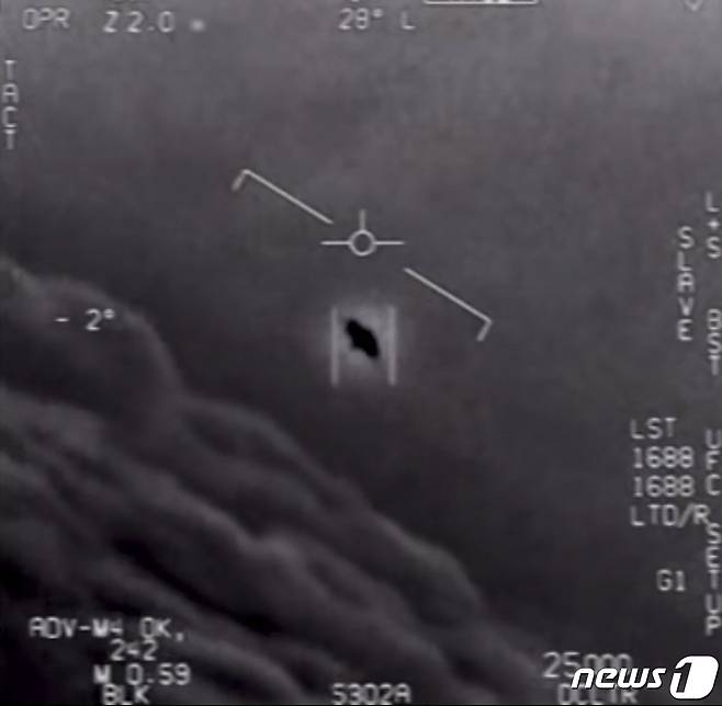 지난 2020년 4월 26일 미국 해군 전투기가 포착한 미확인 비행현상(Unidentified Aerial Phenomena·UAP) 영상 갈무리. 2020.04.26 ⓒ AFP=뉴스1 ⓒ News1 김지완 기자