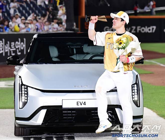 12일 대전 한화생명볼파크에서 열린 2025 KBO 올스타전, MVP를 수상한 LG 박동원이 부상을 받은 전기차 앞에서 포즈를 취하고 있다. 대전=송정헌 기자songs@sportschosun.com/2025.07.12/
