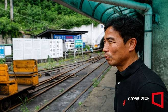 김찬성 대한석탄공사 도계광업소 전 과장이 2025년 6월 30일 폐광한 강원도 삼척시 대한석탄공사 도계광업소에서 지난 7일 인터뷰 하고 있다. 강진형 기자