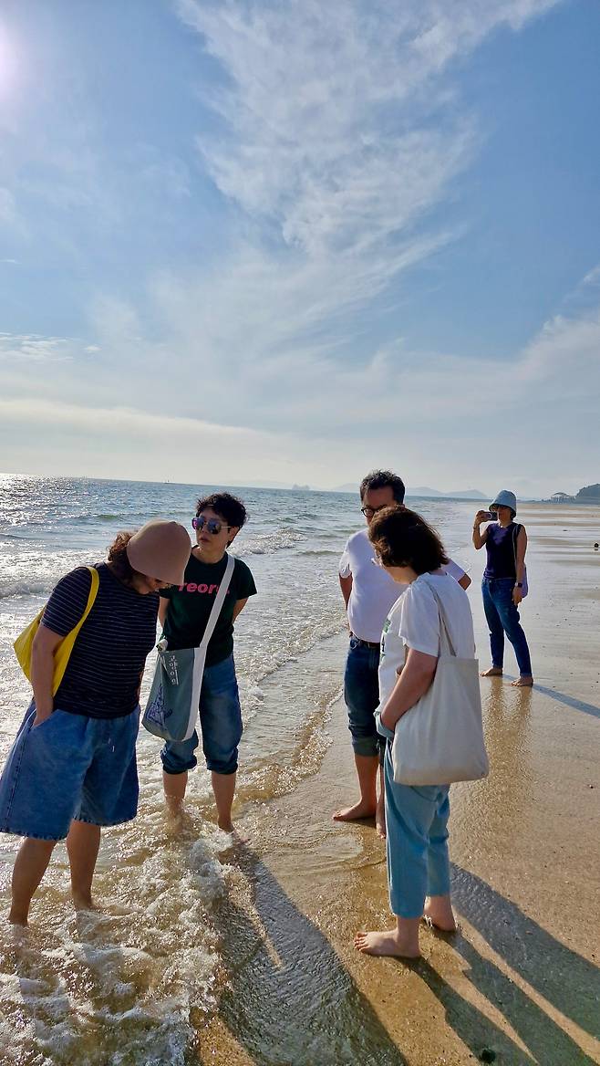서울에서 보령까지 내려와 집 구경을 마친 지인들과 대천 해수욕장을 찾았다. 집들이 메뉴가 꼭 음식일 필요는 없다. /윤혜자 제공