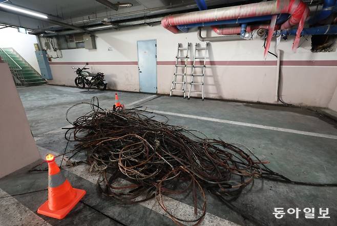낡은 전기 시설 문제로 화재가 난 경기 남양주 화도읍 경성큰마을아파트 1단지 지하 주차장. 교체공사를 마친 폐 케이블이 그을린 바닥 위에 놓여있다. 신원건 기자 laputa@donga.com