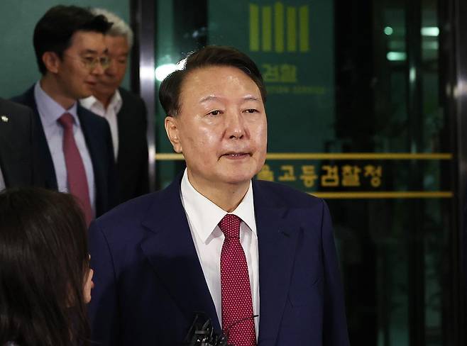 윤석열 전 대통령이 5일 오후 서초구 서울고등검찰청에서 내란특검 2차 대면조사를 받은 뒤 청사를 나서고 있다. 2025.7.5/뉴스1