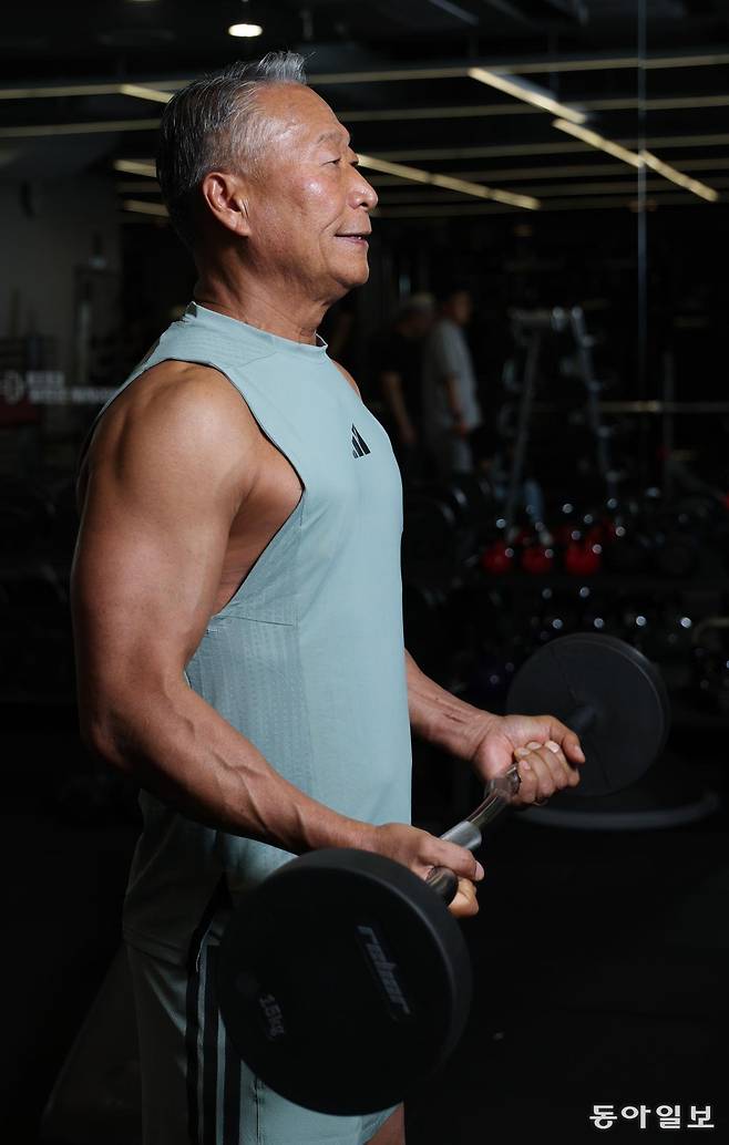 강찬수 씨가 서울 중구 피트니스101에서 근육운동을 하고 있다. 변영욱 기자 cut@donga.com