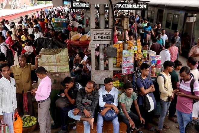 인도 콜카타의 힌 기차역에서 지난해 7월 11일 사람들이 기차를 기다리고 있다. EPA 연합뉴스
