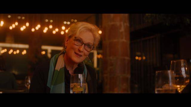 유명 작가 앨리스는 특별한 상을 받기 위해 영국으로 향한다. 비행기를 못 타는 그는 크루즈 여행을 하고 친구 2명을 초대한다. HBO 제공