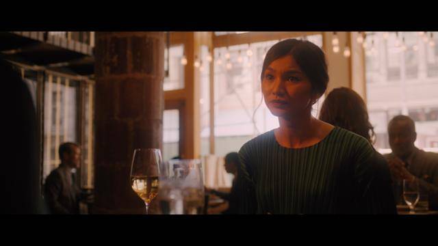 출판사 편집자 카렌은 크루즈에 몰래 탄 후 앨리스의 일거수일투족을 감시하려 한다. HBO 제공