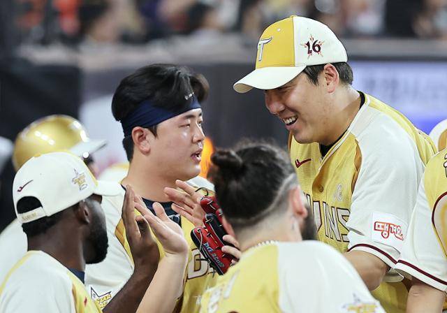 김현수가 올스타전 연속 14번째 출장을 마친 뒤 동료들과 하이파이브를 하고 있다. 대전=뉴스1
