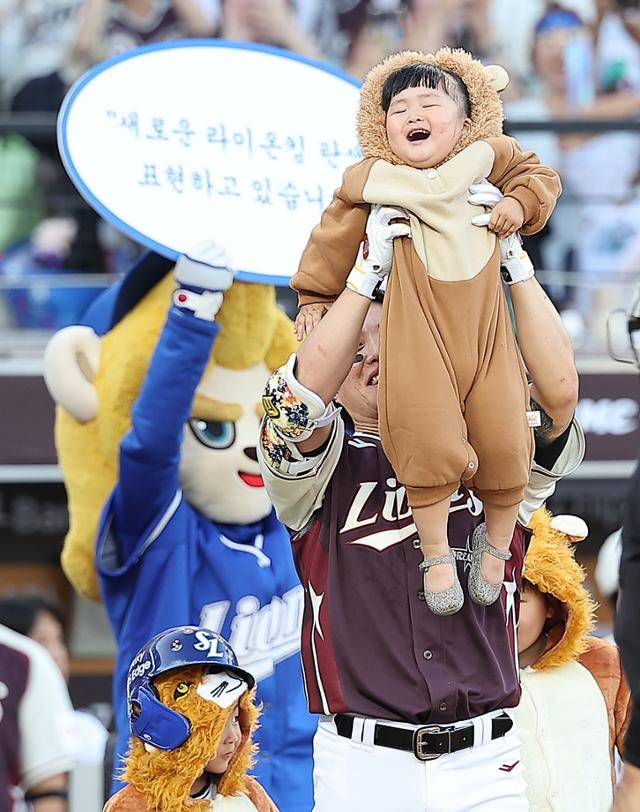 류지혁이 영화 '라이온 킹'의 삽입곡에 맞춰 막내딸을 하늘 높이 치켜드는 퍼포먼스를 펼치고 있다. 대전=뉴스1