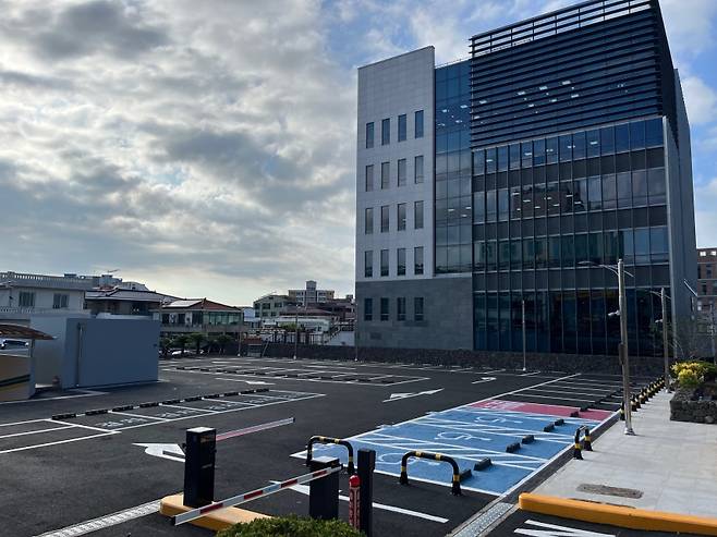 농협 제주본부 신축 주차장 전경. 신사옥 옆에 조성된 60면 규모의 주차장으로, 오는 15일부터 지역 주민에게 개방된다. (제주농협 제공)