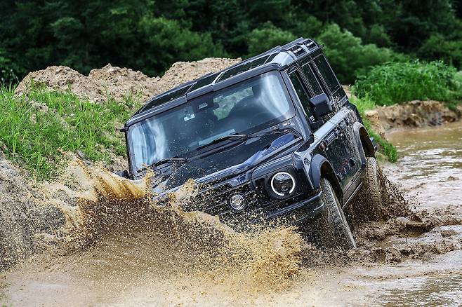 그레나디어는 군용차를 연상케 하는 강인한 외관과 뛰어난 험로 주행 성능을 갖춘 오프로더다. 차체가 심하게 비틀려도 잡소리 없이 주행을 이어갔다.
