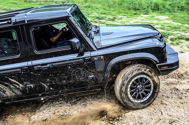 차체는 박스형 사다리꼴 프레임을 기반으로 설계됐다. 단순하지만 강인하며, 비틀림에도 뛰어난 안정성을 발휘한다.