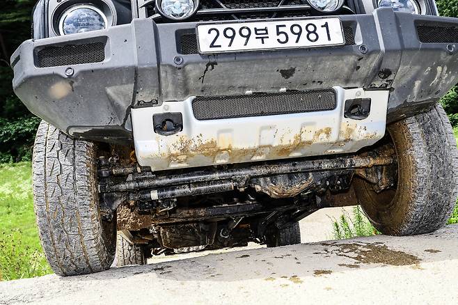 트랙터와 건설 장비용 부품을 생산하는 이탈리아 카라로(Carraro)와 공동 개발한 전용 차축을 적용했다. 하체 설계에 공을 들인 결과, 그레나디어는 뛰어난 내구성과 주행 안정성을 확보했다.