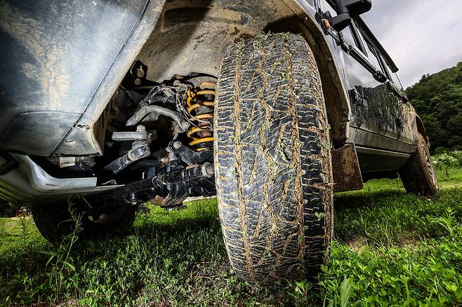 5링크 서스펜션은 일체형 차축과 결합돼 거친 지형에서도 뛰어난 차체 지지력을 발휘한다. 구형 디펜더 등 정통 오프로더에서 볼 수 있는 구조다.