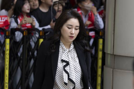 윤석열 전 대통령의 변호인단인 김계리 변호사가 지난 5월 19일 서울 서초구 중앙지방법원에서 열린 내란 우두머리 혐의, 직권남용 권리행사방해 혐의 사건 4차 공판에 출석하기 위해 법정으로 향하고 있다.연합뉴스