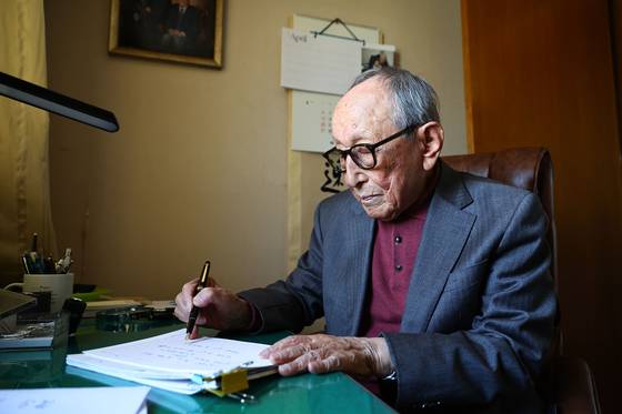 김형석 연세대 명예교수가 서울 서대문구 자택에서 글을 쓰고 있다. 김종호 기자.
