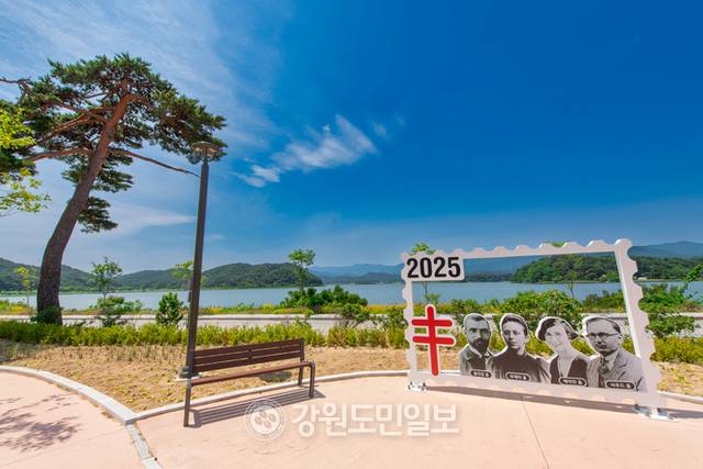 ▲ 화진포의 성을 건축한 셔우드 홀 문화공간이 문을 열어 그의 박애와 희생정신을 기리고 있다. 화진포 호수를 배경으로 포토 존이 마련돼 무조건 찍으면 ‘인생 샷’이다.