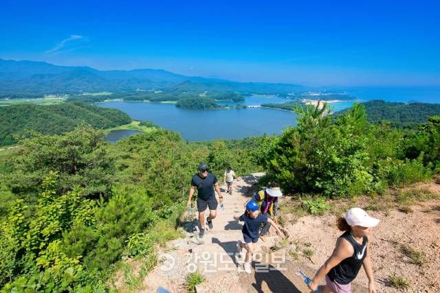 ▲ 화진포의 성을 따라 오를 수 있는 응봉은 멀리 금강산 해금강까지 조망할 수 있다.