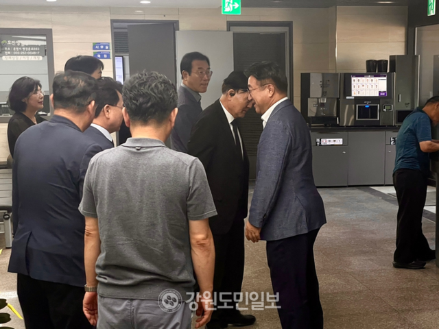 ▲ 윤호중 행정안전부 장관 후보자(오른쪽)가 12일 춘천 호반장례식장에서 지역 인사들과 인사를 나누고 있다. 이정호 기자