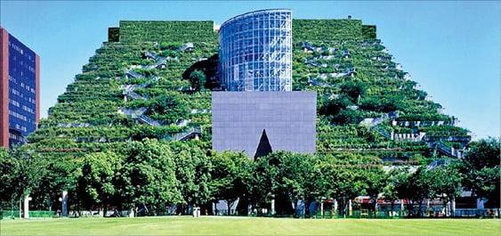 후쿠오카의 ‘아크로스’는 인접한 공원과 자연스럽게 조화를 이루는 수직정원의 모습으로 설계됐다. /한경DB