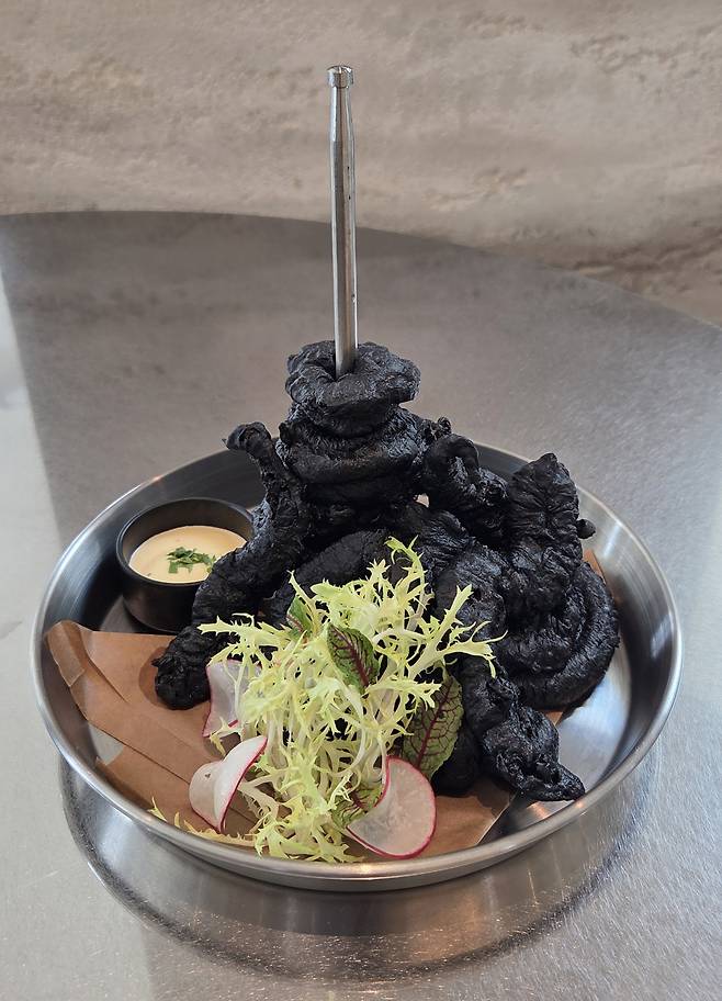 블랙 잉크 커틀피쉬 앤 칩스