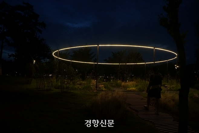 작가정원 동상작 워터루츠(Waterrooots)의 밤 풍경.