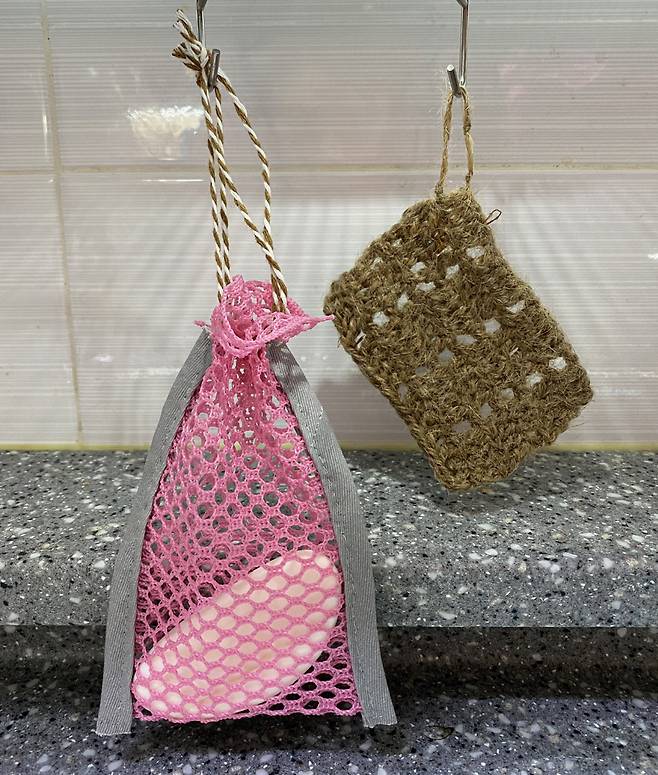 더 이상 쓰지 않는 수세미로 만든 비누망(왼쪽)과 마로 짠 천연 수세미.