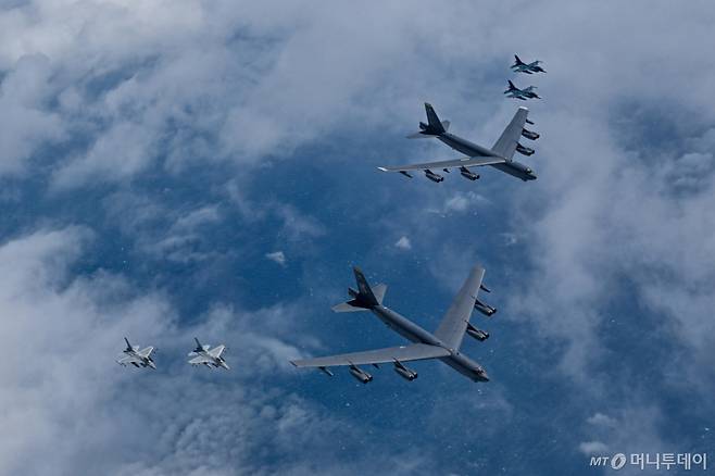 국방부가 11일 한미일 3국이 제주도 남방 공해상에서 공중훈련을 실시했다고 밝혔다. 이번 훈련에는 미국 B-52H 전략폭격기와 우리 공군의 KF-16 전투기, 일본 F-2 전투기 등이 참여했다. / 사진=국방부