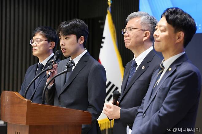 (서울=뉴스1) 신웅수 기자 = 박주민 극회 보건복지위원장(왼쪽부터), 이선우 대한의과대학·의학전문대학원학생회 비상대책위원장, 김택우 대한의사협회장, 김영호 교육위원장이 12일 오후 서울 용산구 대한의사협회에서 의과대학 교육 정상화를 위한 공동 성명서를 발표하고 있다. 윤석열 정부의 의과대학 정원 확대 추진 등 의료 개혁 정책에 반발해 학교를 떠났던 의대생들이 전원 복귀하겠다는 뜻을 밝혔고 국회는 의대 교육의 정상화를 적극 지원하겠다고 약속했다. 2025.7.12/뉴스1 Copyright (C) 뉴스1. All rights reserved. 무단 전재 및 재배포, AI학습 이용 금지. /사진=(서울=뉴스1) 신웅수 기자