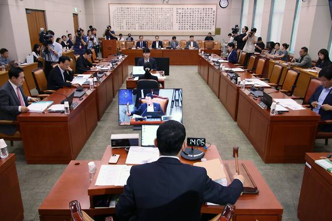 상법 개정 후속 논의가 국회에서 본격화된 가운데 재계는 집중투표제 의무화와 감사위원 분리선출 확대 추진이 경영권 방어 수단조차 없는 국내 기업들을 해외 투기 자본에 무방비로 노출시킬 수 있다고 우려한다. 사진은 지난 11일 오후 서울 여의도 국회에서 법제사법위원회 법안심사제1소위원회 상업개정안 관련 공청회에가 열리고 있는 모습. /사진=뉴시스