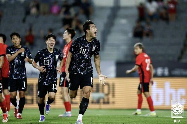 이호재(오른쪽)가 11일 홍콩과 경기에서 추가골을 터뜨린 후 환호하고 있다. /대한축구협회 제공