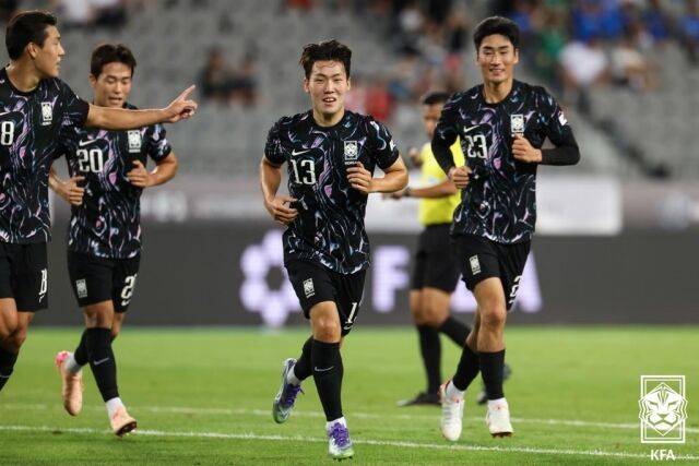 강상윤(오른쪽에서 두 번째)의 득점 후 함께 기뻐하는 한국 선수들. /대한축구협회 제공