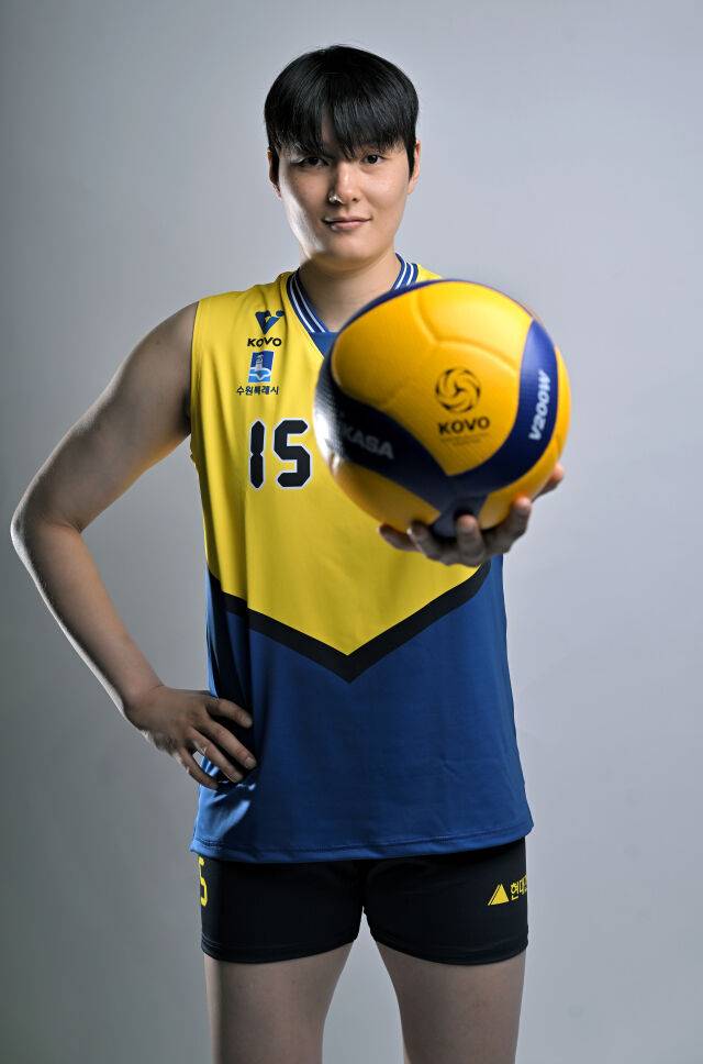 현대건설의 노랑 유니폼이 낯선 김희진./더발리볼