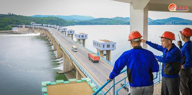 북한 노동당 기관지 노동신문은 11일 "재해성 이상기후에 주동적으로 대처해나가자"라면서 미림갑문사업소에서 재해방지사업을 실시하고 있는 모습을 보도했다.