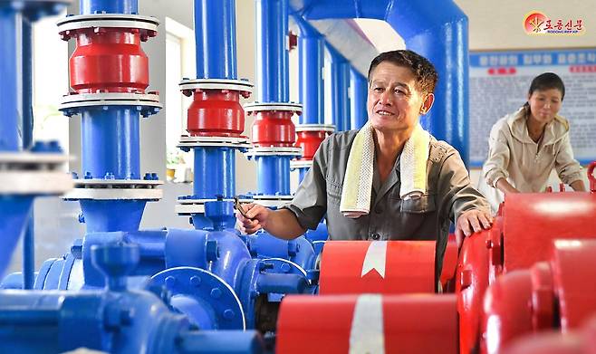 북한 노동당 기관지 노동신문은 9일 "맡은 일에 애국의 땀을 바쳐간다"며 모란봉구역 상하수도 관리소 일꾼의 모습을 조명했다.