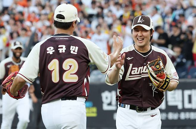 12일 대전 한화생명 볼파크에서 열린 2025 신한 SOL뱅크 KBO 올스타전. 2회말 2사 1, 2루 때 드림 올스타 투수 최정과 3루수 우규민이 손뼉을 부딪치고 있다. 연합뉴스